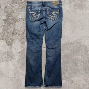 28x31 Navy blue low rise bootcut jeans with flared leg silver jeans